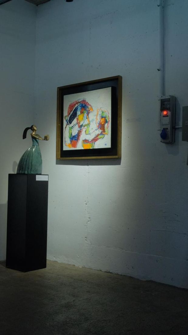 Obra contemporánea sobre pedestal