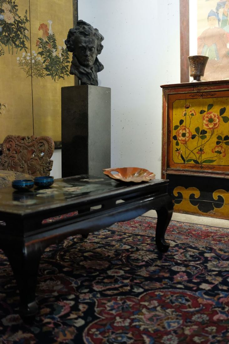 Mueble lacado y espejo dorado