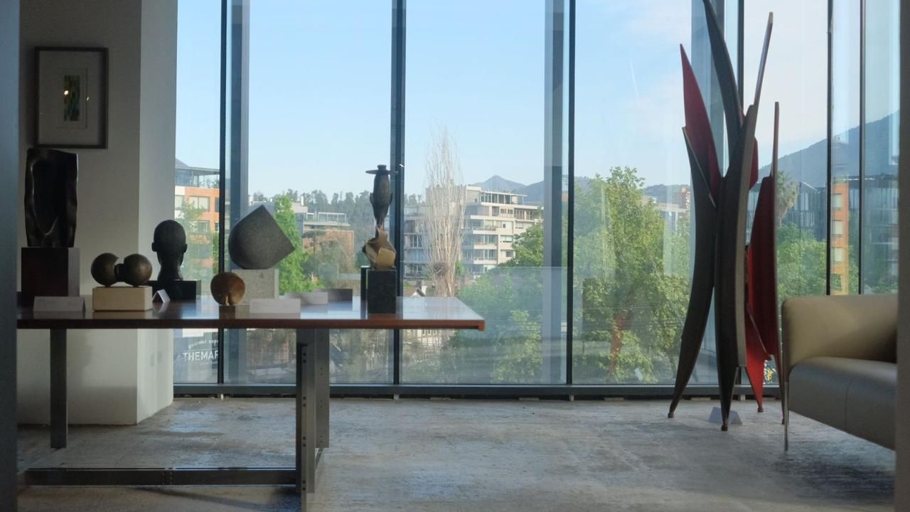 Arte contemporáneo en sala de Monge & Cía